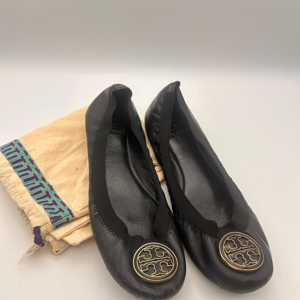 Tory Burch Caroline Black Leather Flats with Gold Emblem size 8 dustbag